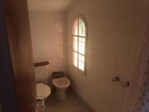 诺诺Cabañas Akumali的一间带卫生间和窗户的浴室