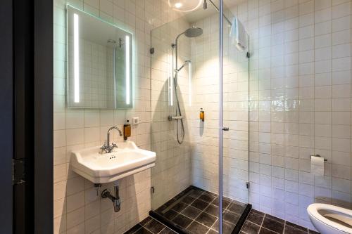 NieuwersluisBistrotel 't Amsterdammertje的一间带水槽和淋浴的浴室