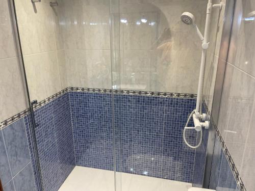 滨海罗克塔斯Las Salinas的浴室设有蓝色瓷砖和淋浴。