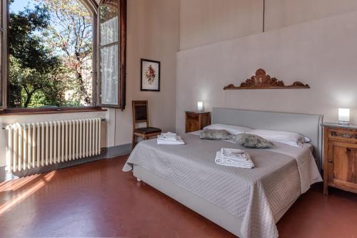 渥尔特拉Appartamenti Villa Mascagni的一间卧室设有一张床和一个大窗户
