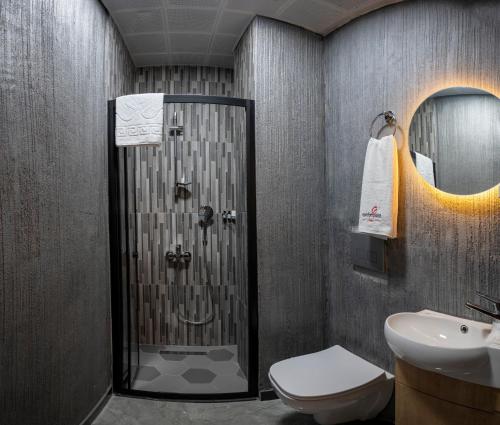 伊斯坦布尔Comfort Point Hotel的带淋浴、卫生间和盥洗盆的浴室