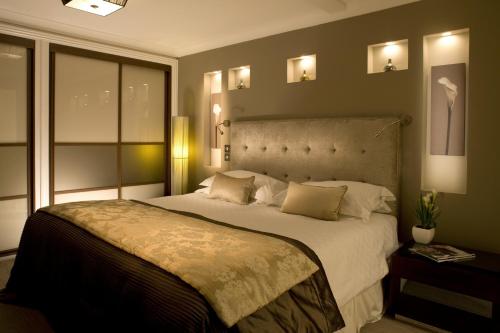 伦敦骑士桥博福特花园公寓的一间卧室,卧室内配有一张大床