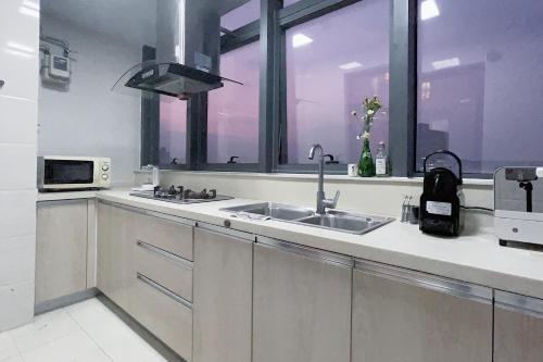 厦门Mian's Creative Space的厨房设有水槽和窗户。