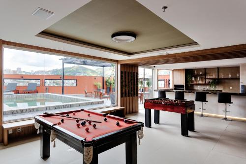 尤西德福拉胜利商务酒店 的一间带台球桌和游泳池的房间
