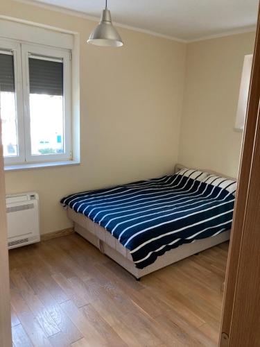 科托尔Downtown Apartment的一间卧室配有一张蓝色和白色条纹的床