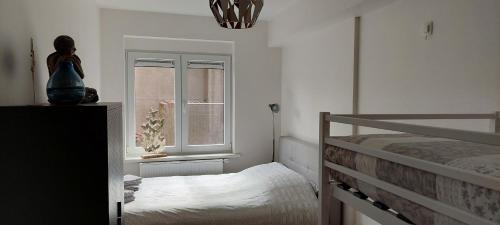 奥斯坦德Vakantie-appartement La Régence @ Oostende的一间卧室设有一张床和一个窗口