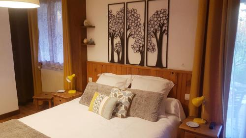 圣雷热雷梅累兹“拉库斯蒂”住宿加早餐旅馆的一间卧室配有带白色床单和枕头的床。