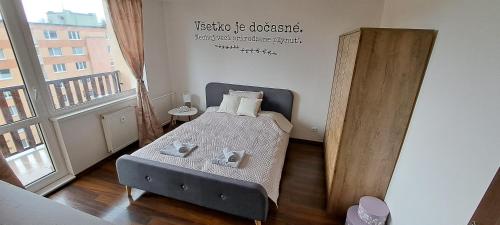米哈洛夫采Apartmán Zemplín的一间带床和沙发的小卧室