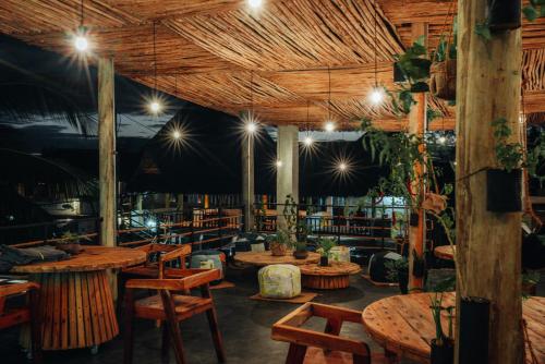 帕杰BaraBara Eat&Sleep - Eco Boutique Hotel的图书馆里设有木桌和椅子的餐厅