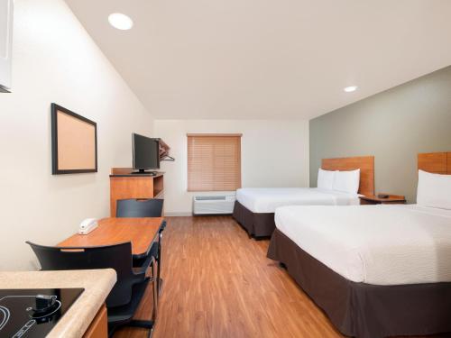亚特兰大Extended Stay America Select Suites - Atlanta - Chamblee的酒店客房配有两张床和一张书桌