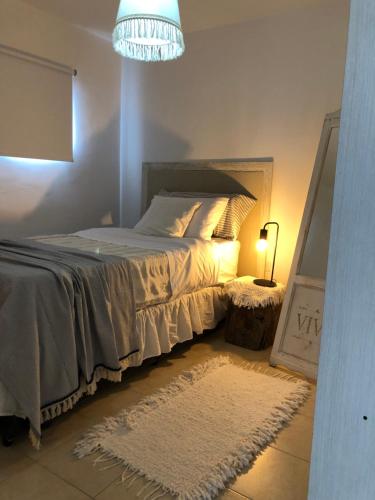 拉里奥哈Departamento PRINGLES - con cochera的一间卧室配有一张床和一个吊灯