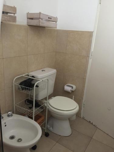 拉里奥哈Departamento PRINGLES - con cochera的一间带卫生间和水槽的浴室