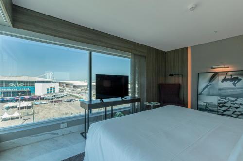 里约热内卢Venit Mio Hotel的酒店客房设有一张床和一个大窗户