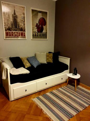 华沙Vistula studio的一张位于黑白客厅的床铺