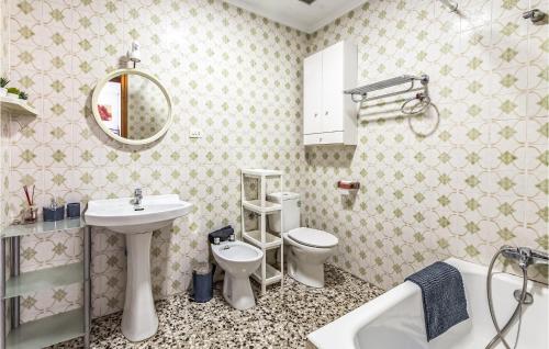 卡马雷纳德拉谢拉Pet Friendly Apartment In Camarena De La Sierra With Wifi的一间带水槽、卫生间和镜子的浴室