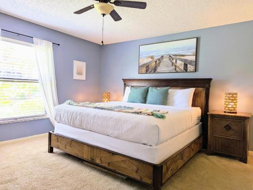 克利尔沃特Sea Club Condo #47的一间卧室配有一张床和吊扇