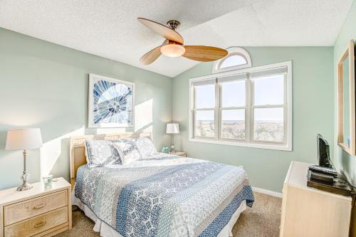 托普赛尔海滩Carolina Daze的一间卧室配有一张床和吊扇