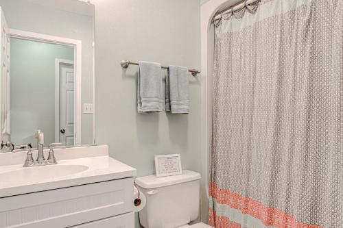 托普赛尔海滩Carolina Daze的浴室配有卫生间、盥洗盆和淋浴。