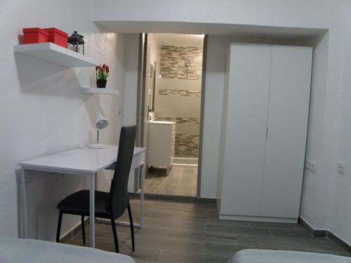 埃尔瓦斯Residencial Antonio Mocisso Guesthouse的小房间设有桌子和椅子