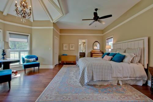 麦迪逊Apperson House的一间卧室配有一张床和吊扇