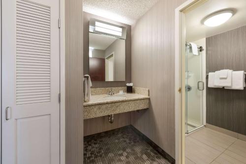 坦培Sonesta Select Tempe Downtown的一间带水槽和镜子的浴室