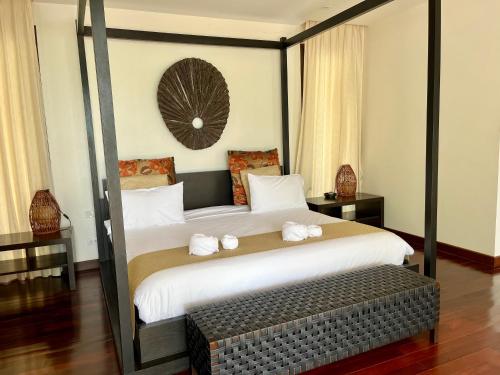 Ban Ang ThongVilla Nirwana - Jasmin 3BR with private pool的一间卧室配有一张大床和两条毛巾