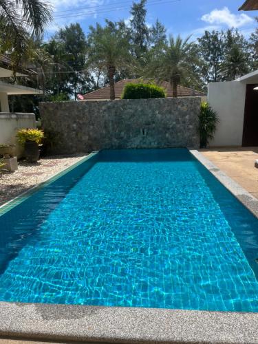 Ban Ang ThongVilla Nirwana - Jasmin 3BR with private pool的一座房子前面的蓝色海水游泳池
