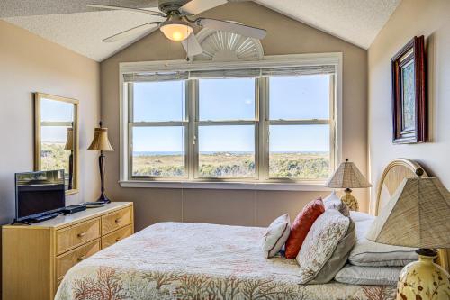 托普赛尔海滩Baylin A的一间卧室设有一张床和一个窗口