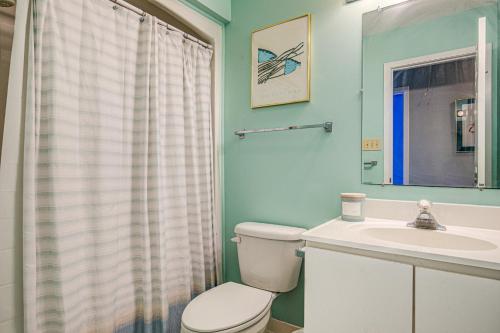 托普赛尔海滩Baylin A的一间带卫生间和水槽的浴室
