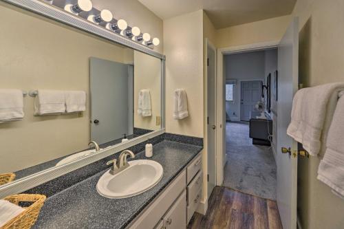 凯彻姆Modern Ketchum Condo Walk to Dtwn and Ski Lift的一间带水槽和大镜子的浴室