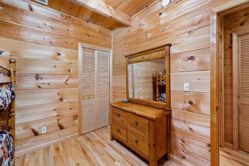 西杰斐逊Rustic Retreat的小木屋卧室设有木墙和大镜子
