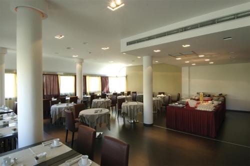 佛罗伦萨大都市酒店的一间用餐室,内设桌椅