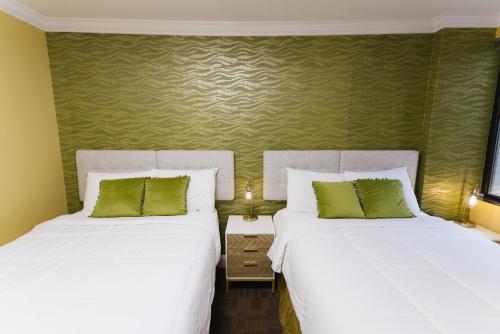 纽约Hotel Richland LES的卧室内两张并排的床