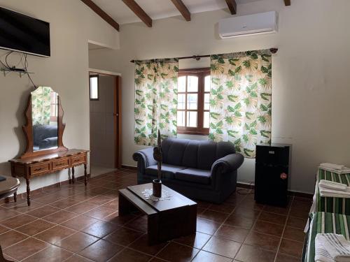 圣克鲁斯Lili's Hostel的客厅配有沙发和桌子