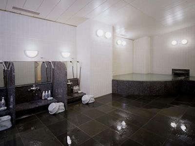 大分伦勃朗奥塔酒店的一间带镜子和水槽的大浴室