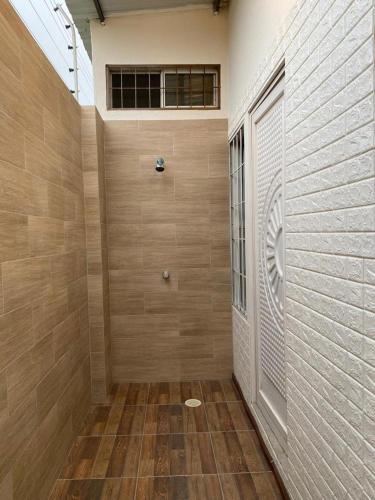 萨利纳斯Villa en Salinas vía Punta Carnero的客房设有带木地板和墙壁的淋浴。