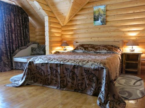 亚列姆切Cottage Goyra的小木屋内一间卧室,配有一张床
