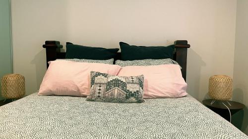 堪培拉Brand New PARK AVENUE Apartment in the Heart of Canberra City的床上有四个枕头