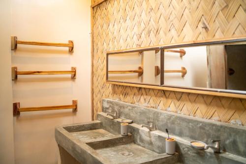 圣维森特CocoRico Hostel的一间带水槽和镜子的浴室
