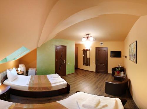 特尔古穆列什Pensiunea Muresul的酒店客房,设有两张床和一张沙发