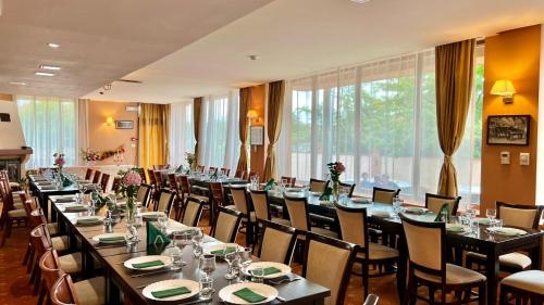 蒂米什瓦拉牛津套房酒店 的一间会议室,配有长桌子和椅子