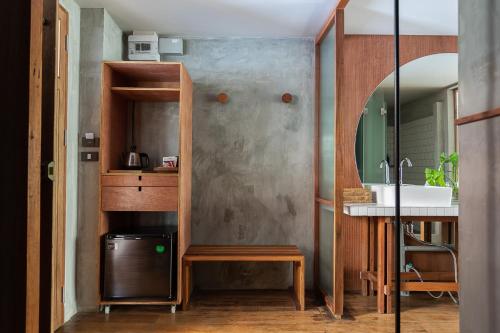 曼谷GalileOasis Boutique Hotel的一间带水槽和镜子的浴室