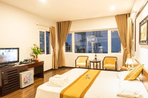 河内Bay Luxury Hotel - No 9 Nguyen Truong To, Ba Dinh, Ha Noi的酒店客房,配有床和电视