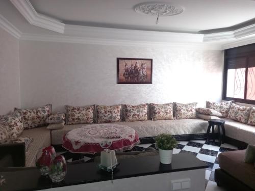 卡萨布兰卡APPARTEMENT ZENITH的客厅配有沙发和桌子