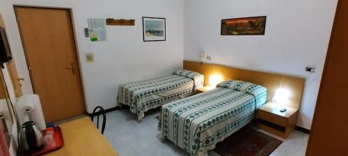 热那亚马杰尔酒店的一间酒店客房内设有两张床的房间