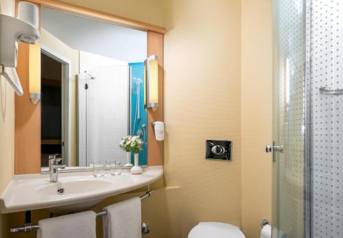 阿达纳阿达纳宜必思酒店的一间带水槽、卫生间和淋浴的浴室