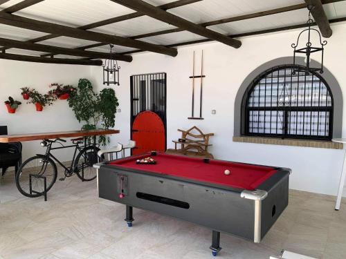 加的斯Apartamento “Las Cuadras “的台球室,配有红色台球桌