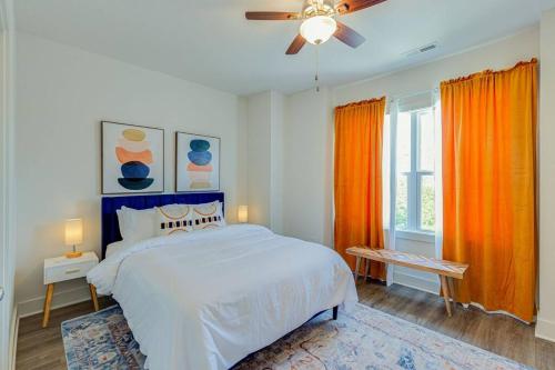 纳什维尔#BestStayEverNashville的卧室配有白色的床和橙色窗帘