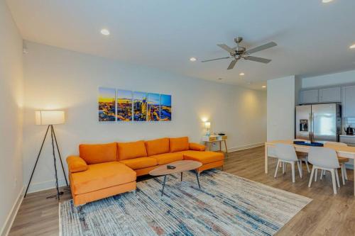 纳什维尔#BestStayEverNashville的一间带橙色沙发的客厅和一间用餐室
