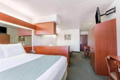 玛丽安娜Microtel Inn & Suites Marianna的酒店客房带一张床和一个厨房